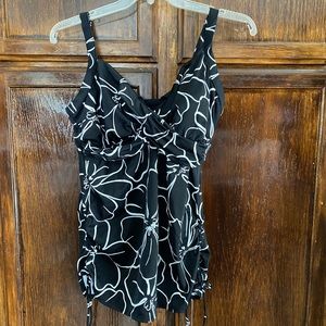 💥NEVER WORN TRIMSHAPER tankini top!